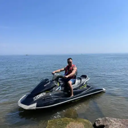Max, 32Canada 