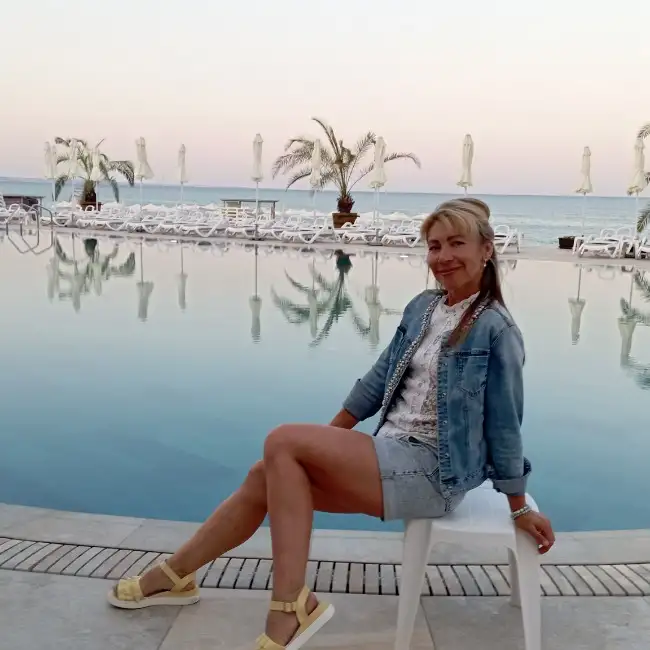 Elena, 44Ukraine 
